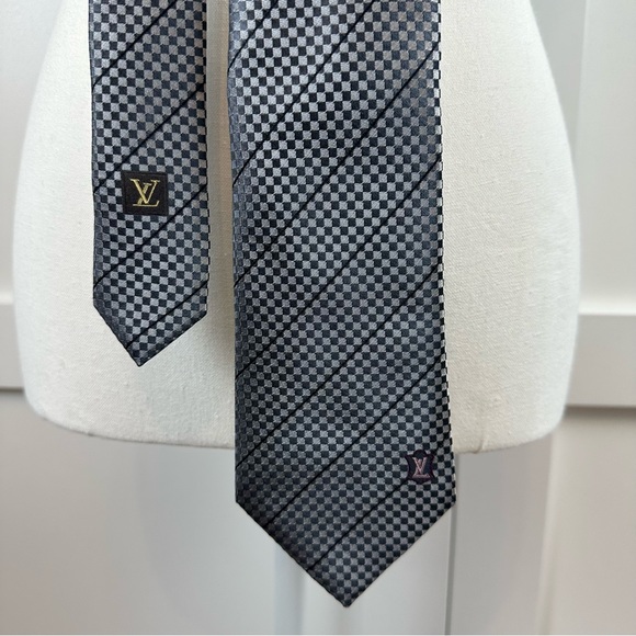 Louis Vuitton 100% Silk Tie Checkered Gray Silver Metallic Shimmer LV Logo Italy - Picture 5 of 15